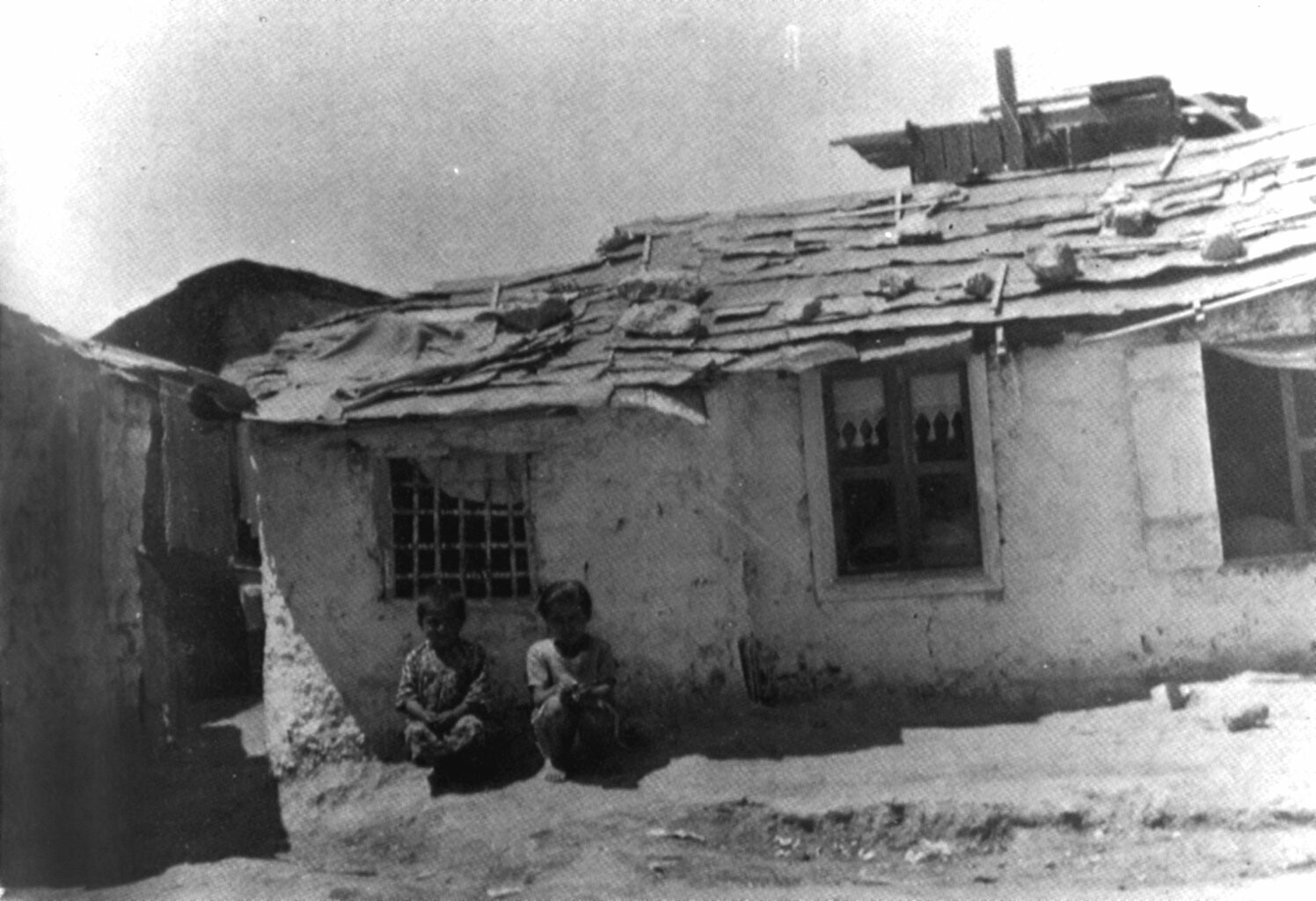 156. Εικόνες από τις πρώτες εγκαταστάσεις στους συνοικισμούς γύρω από την Αθήνα. Προσωρινές λύσεις που έμελλαν να τηρηθούν για αρκετά χρόνια. Φωτο Μεγαλοκονόμος Μανώλης